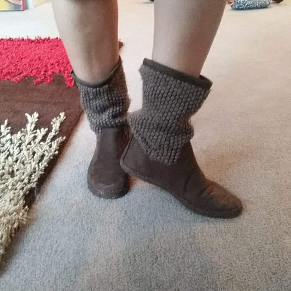UGG~ SUPER COMFY, SOFT BOOTS  Size 8